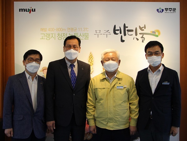 오응환 태권도진흥재단 이사장과 황인홍 무주군수