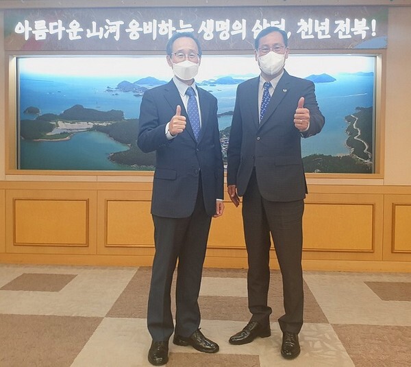 송하진 전북도지사(좌)와 오응환 태권도 진흥재단 이사장(우)