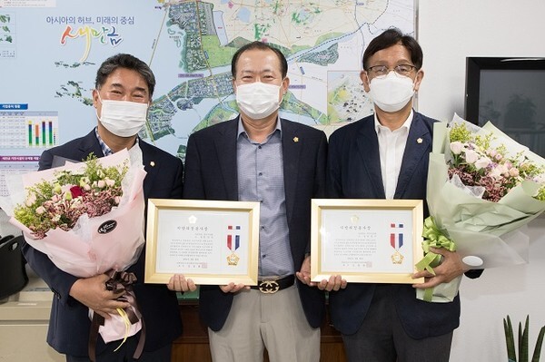 (왼쪽부터)한안길 의원, 김영일 부의장, 김중신 의원