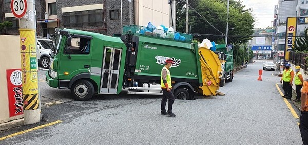 싱크홀에 빠진 청소차량의 모습