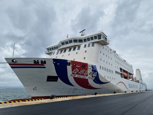 포항 영일만항 국제여객선부두에 뉴시다오펄호가 접안해 안전점검을 하고 있다 /사진 = 배형욱 기자