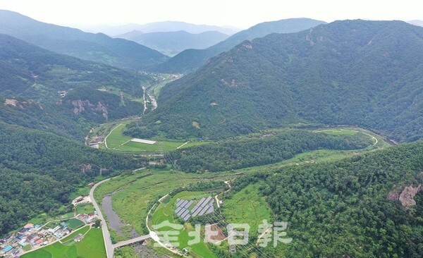 풍수가에 따르면 '풍수에서 물도 중요한 데, 회문산을 둘러싸고 물(치천)이 돌면서 유속을 떨어뜨려 명당에 필요한 조건을 갖췄다'고 한다. /사진 = 오세림 기자