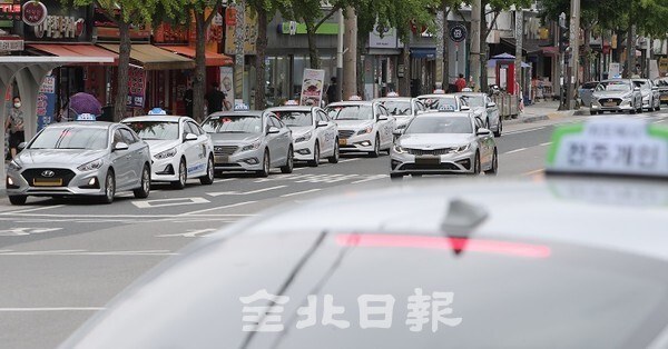 코로나19 장기화로 운수종사자들이 어려움을 겪고 있는 2일 전주 시외버스터미널 택시 승강장에 택시들이 손님을 기다리고 있다. /사진 = 조현욱 기자