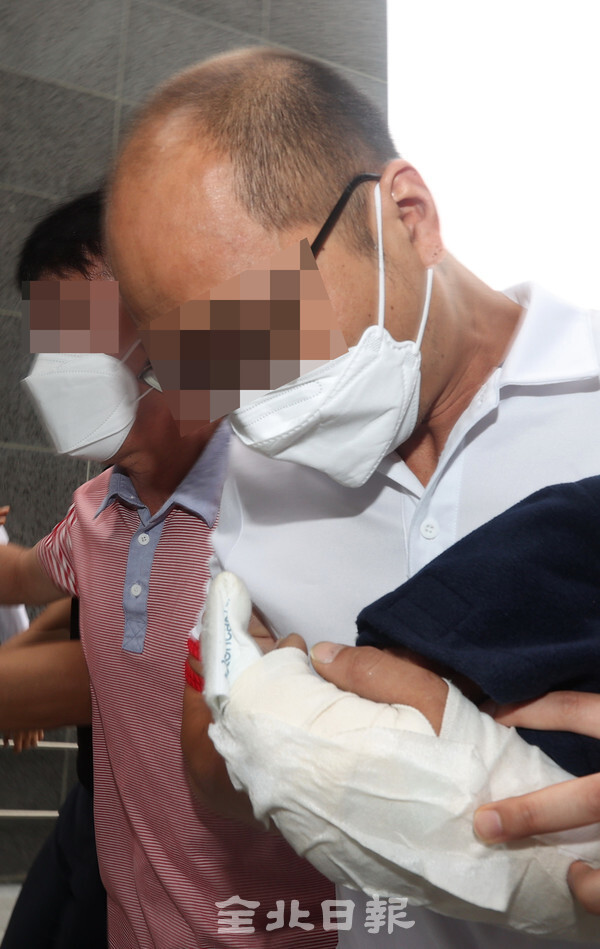 전자발찌를 착용한 채 여성의 집에 침입해 성폭행을 시도하려 한 40대 남성이 지난 2일 조사를 받기 위해 전주지방검찰청으로 들어가고 있다. 조현욱 기자