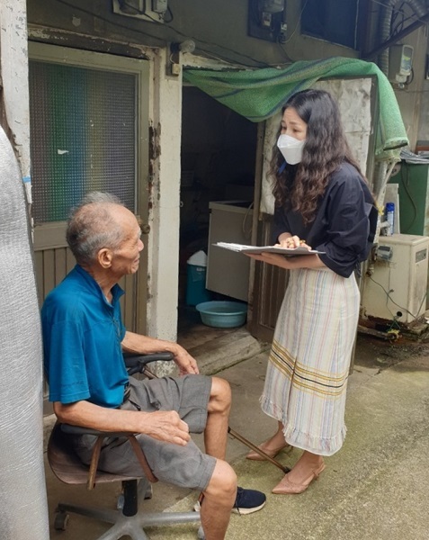 김제시 '재가 의료급여 시범사업' 급여 대상자와 상담 중인 모습