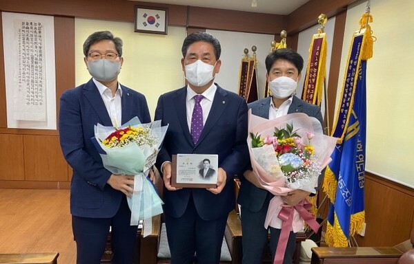 3일 전북농협 정재호 본부장(좌)이 올 상반기 지도사업 종합평가에서 우수 사무소로 선정된 고산농협 국영석(가운데) 조합장에게 표창패를 수여하고 기념촬영을 하고있다. /사진 제공 = 전북농협