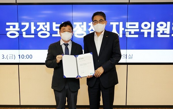 지난 3일 LX한국국토정보공사 서울지역본부 글로벌센터에서 열린 공간정보 정책 자문위원회에서 김정렬 사장(오른쪽)과 올포랜드 남상관 전무가 위촉장을 들고 기념촬영을 하고 있다. /사진 제공 = LX한국국토정보공사