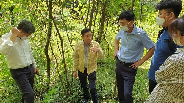 송지용 의장의 완주제철유적지 현장방문 모습