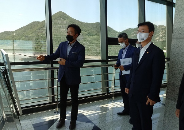 새만금 신항 사업 현황을 보고 받고 있는 문성혁 장관