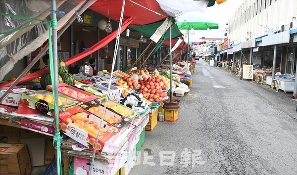 민족 최대의 명절인 추석을 앞두고 있지만 코로나19의 장기화 등으로 5일 전주남부시장이 찾는 사람 없이 텅 비어있다. /사진 = 오세림 기자