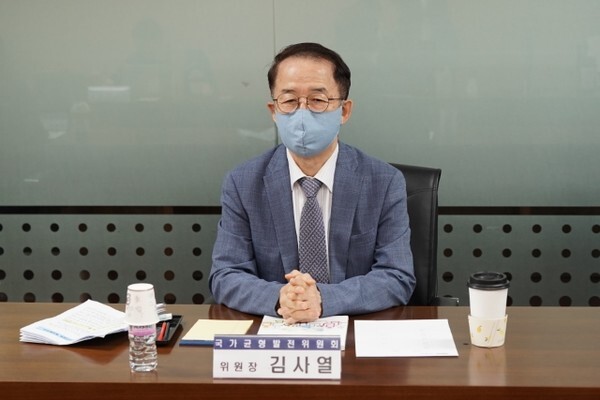 김사열 국가균형발전위원장이 2일 서울 한국생산성본부 회의실에서 열린 청와대 출입기자단과의 간담회에서 균형발전정책을 설명하고 있다. /사진 제공 = 국가균형발전위