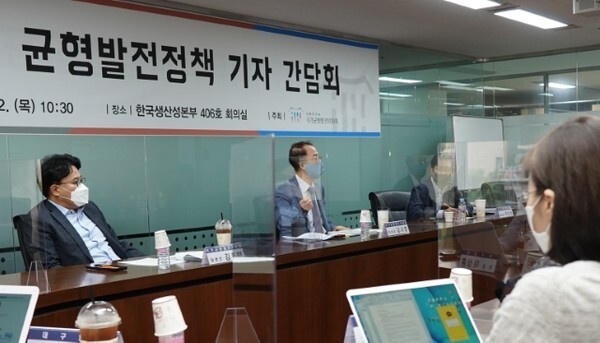 김사열 국가균형발전위원장이 2일 서울 한국생산성본부 회의실에서 열린 청와대 출입기자단과의 간담회에서 균형발전정책을 설명하고 있다. /사진 제공 = 국가균형발전위