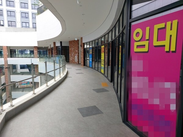 로마네시티 상가 곳곳에 임대 안내문이 붙어 있다.