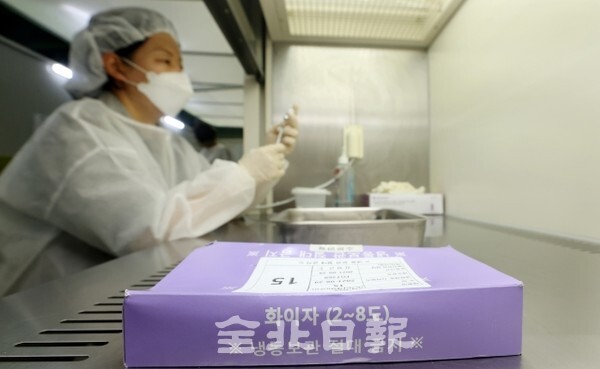 화이자·모더나 백신의 접종률이 높아지면서 잔여백신을 구하기가 어려워 지고 있다. 사진은 6일 전주 화산접종센터에서 의료진이 화이자 백신 분주작업을 하고 있는 모습. /사진 = 조현욱 기자