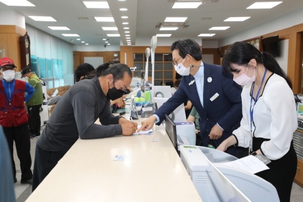 유기상 고창군수가 7일 은행에서 농민들에게 농어민공익수당 지급을 안내하고 있다.