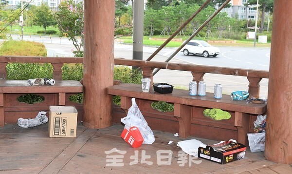 전북혁신도시 내 근린공원 시설물 곳곳이 부식되고 잔디도 무성히 자라 있는 등 관리부실이 지적되고 있는 7일 정자에 쓰레기들이 버려져 있다. /사진 = 오세림 기자