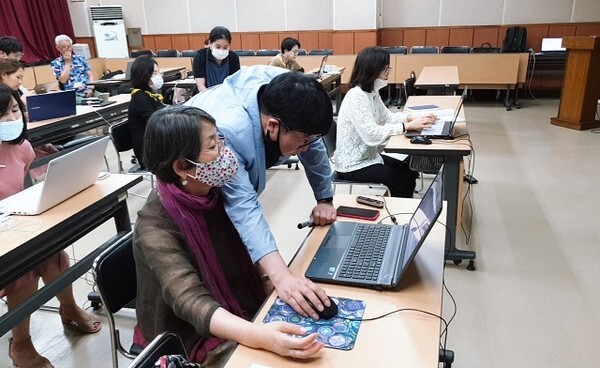 한국여성소비자연합 전북지회 부설 생활교육센터는 7일 국비지원으로 소상공인 대상 온라인 판매에 필요한 홍보 마케팅 등을 교육했다. /사진 제공 = 한국여성소비자연합 전북지회 소비자정보센터