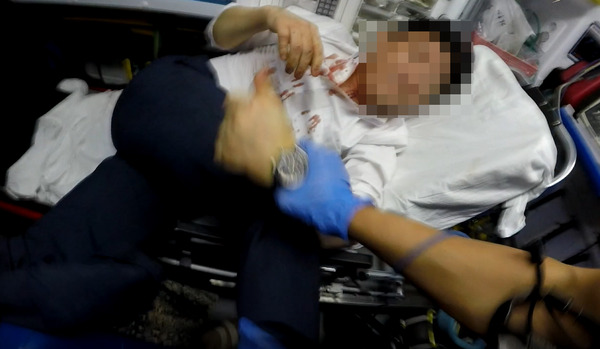 지난달 25일 구급차량 내에서 구급대원을 폭행하는 A씨 모습 /사진 제공 = 전북소방본부