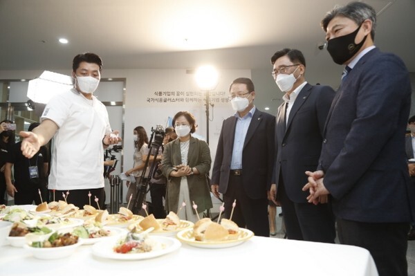 8일 한국식품산업클러스터진흥원 다목적홀에서 ‘2021 국가식품클러스터 식품대전 in 익산‘이 개막했다. /사진 제공 = 익산시