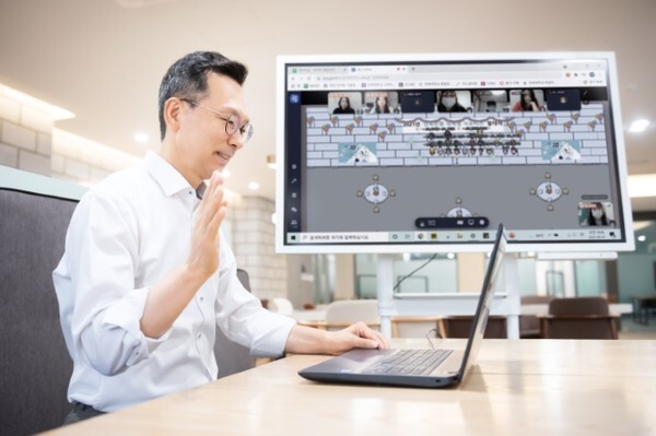 JB금융그룹 전북은행은 지난 7일 메타버스 플랫폼 ‘게더타운’ 내에 구현된 전북은행 행사장에서 서한국 은행장과 서포터즈 학생들이 각자 화상으로 대화를 나눴다. /사진 제공 = 전북은행