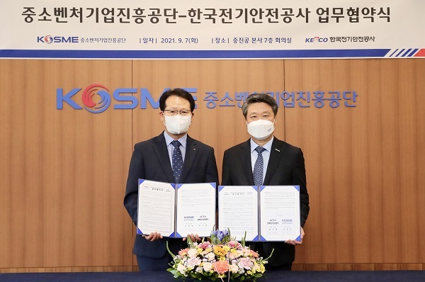 지난 7일 중소벤처기업진흥공단 본사에서 협약을 체결한 박지현 사장(왼쪽), 김학도 이사장(오른쪽)