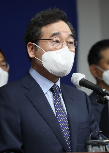 이낙연 전 민주당 대표가 광주시의회에서 가진 기자회견서 의원직 사퇴를 선언하고 있다. /사진 = 연합뉴스