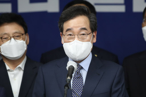 이낙연 전 민주당 대표가 광주시의회에서 가진 기자회견서 의원직 사퇴를 선언하고 있다. /사진 = 연합뉴스