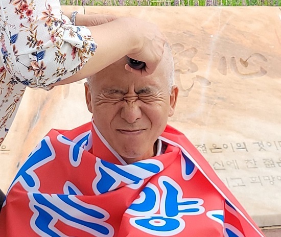 삭발하는 서주원 작가의 모습