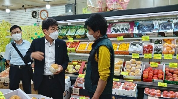 9일 류근관 통계청장이 전주 남부시장을 방문해 추석 명절 생활물가 현장점검하고 있다.