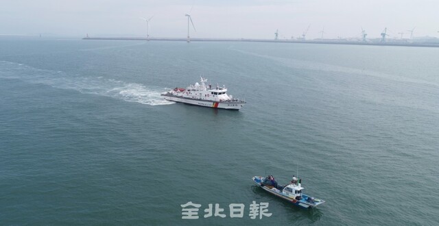 9일 군산 앞바다에서 군산해양경찰서 형사2계 소속 형사들이 단속과 수사, 안전계도를 하고 있다. 조현욱 기자