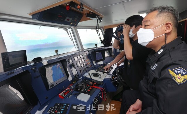 군산 앞바다에서 박형철 형사기동정장을 비롯한 형사2계 소속 형사들이 항로에서 어업중인 배를 향해 안전계도를 하고 있다. 조현욱 기자