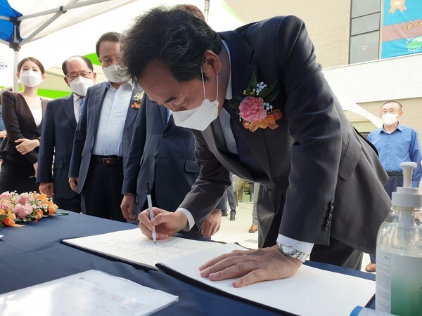 10일 익산 다이로움 로컬푸드직매장 모현점 준공·개장식에 참석한 이낙연 더불어민주당 대선 경선 후보가 방명록을 작성하고 있다.