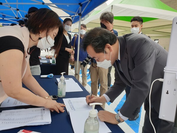 10일 익산 다이로움 로컬푸드직매장 모현점 준공·개장식에 참석한 이낙연 더불어민주당 대선 경선 후보가 출입명부를 작성하고 있다.