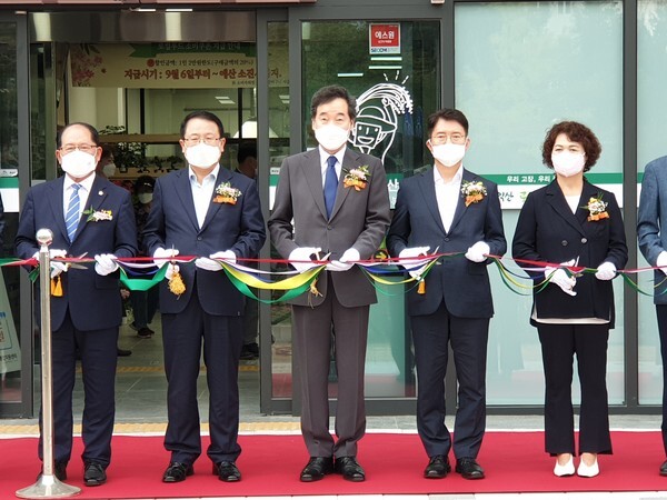 10일 익산 다이로움 로컬푸드직매장 모현점 준공·개장식에서 테이프 커팅을 하고 있는 이낙연 더불어민주당 대선 경선 후보