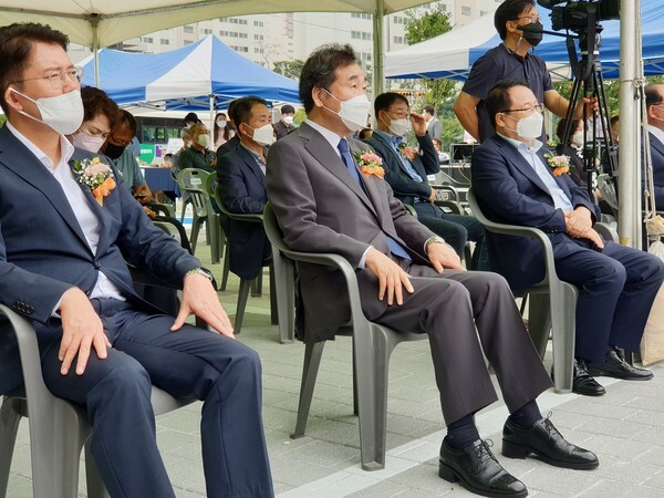 이낙연 더불어민주당 대선 경선 후보가 10일 익산 다이로움 로컬푸드직매장 모현점 준공·개장식에 참석해 사업 추진 경과 보고를 듣고 있다.