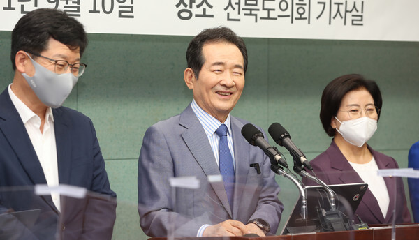 더불어민주당 대권주자인 정세균 전 국무총리(가운데)가 10일 전북도의회에서 열린 기자간담회에서 지지를 호소하고 있다.  /연합뉴스