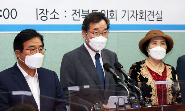 더불어민주당 대권주자인 이낙연 전 대표가 10일 오후 전북도의회 브리핑룸에서 기자회견을 열어 '고발 사주 의혹'에 대한 특검과 국정조사를 촉구하고 있다. /사진=연합뉴스