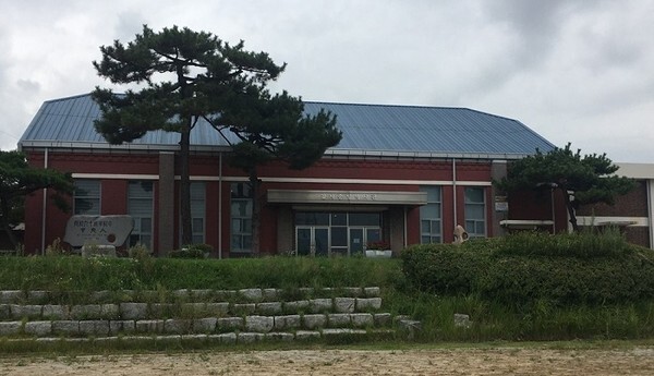 전라북도 문화재로 지정된 김제중앙초 강당