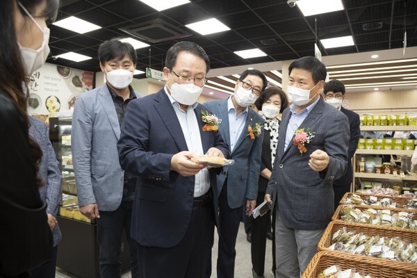 10일 문을 연 익산 다이로움 로컬푸드직매장 모현점에서 정헌율 익산시장이 유희환 (재)익산푸드통합지원센터장으로부터 제품 설명을 듣고 있다. /사진 제공 = 익산시