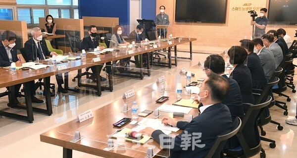 전북도의회는 10일 전북혁신도시 이전기관 간담회를 스마트농생명오픈랩에서 열고 이전기관 애로사항과 건의사항 등을 청취하고 있다. /사진 = 오세림 기자