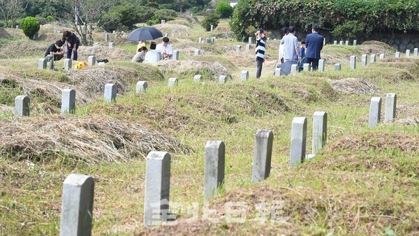 추석연휴기간 코로나19 확산방지를 위해 봉안시설이 폐쇄됨에 따라 12일 가족단위 성묘객들이 전주효자추모공원을 찾아 이른 성묘를 하고 있다. /사진 = 오세림 기자