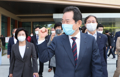 정세균 전 국무총리가 사퇴선언 후 국회 소통관을 나서고 있다 /사진 = 연합뉴스