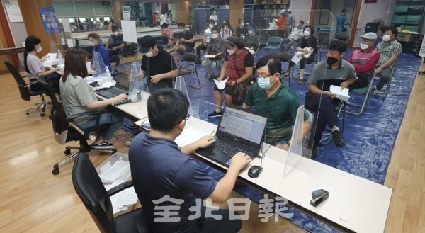 코로나 상생 국민지원금(5차 재난지원금) 오프라인 신청 첫날인 13일 전주시 노송동 주민센터에서 시민들이 현장 접수를 하고 있다. /사진 = 조현욱 기자