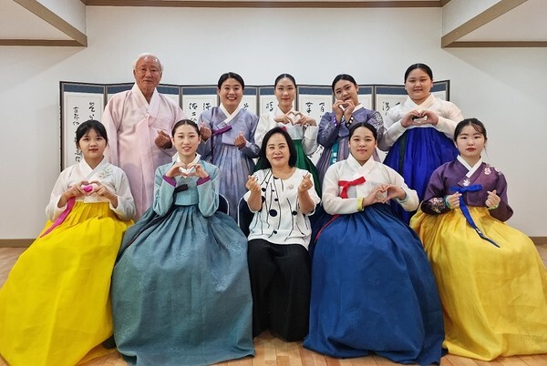 최근 각종 전국대회에서 잇따라 수상 영예를 안은 익산국악원 소리꾼들(왼쪽 위부터 시계방향으로 옥승호씨, 정숙씨, 황정인양, 김채현씨, 유민서양, 이아이린양, 정민지양, 임화영 원장, 김규린양, 김미교양)