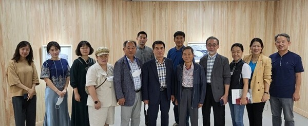 연석산미술관 동상골 전시회 기념사진
