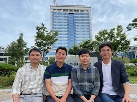 전북도 상하수도팀(왼쪽부터 김신겸 주무관, 오성록 전 상하수도팀장, 박지용 주무관,  안조혁 주무관)