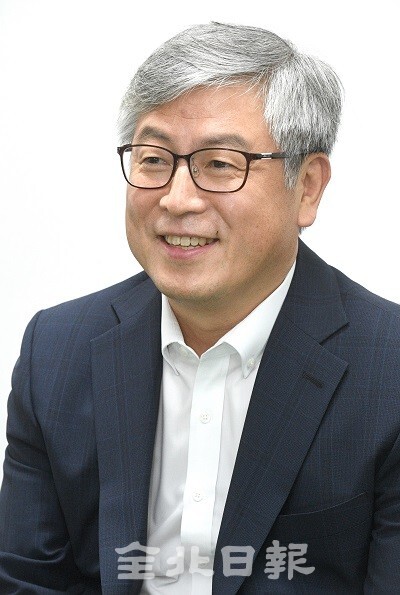 제21대 전북대병원장에 취임한 유희철 병원장이 '세계로 나아갈 알찬 의료 미래100년'을 향한 전북대병원을 만들겠다는 포부를 전하고 있다. /사진 = 오세림 기자