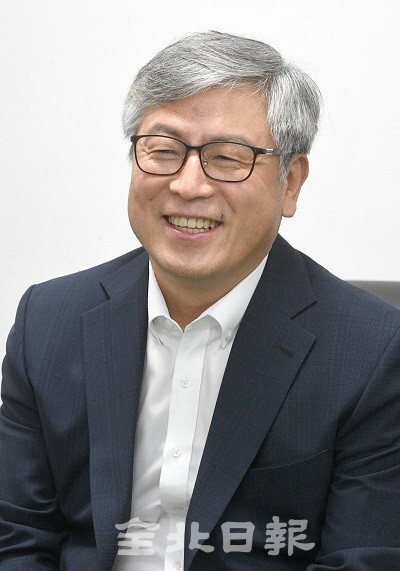 제21대 전북대병원장에 취임한 유희철 병원장이 '세계로 나아갈 알찬 의료 미래100년'을 향한 전북대병원을 만들겠다는 포부를 전하고 있다. /사진 = 오세림 기자