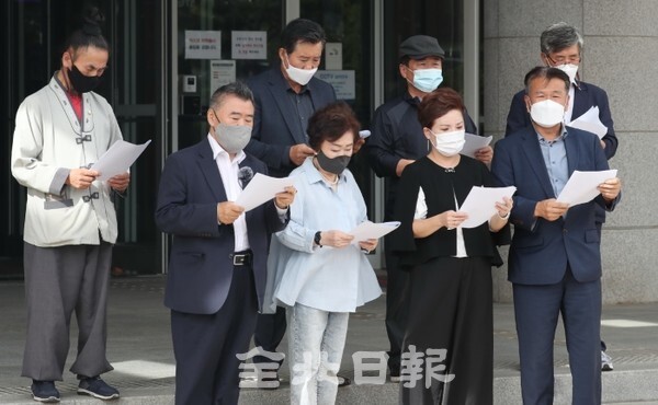 14일 중소상공인자영업 직능단체연합 전북지부 관계자들이 전북도의회 앞에서 이낙연 더불어민주당 대선 경선 후보 지지 선언을 하고 있다. /사진 = 조현욱 기자