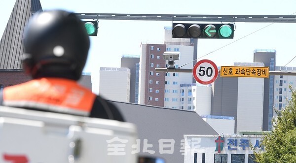 '안전속도 5030' 시핸 5개월을 맞으면서 도내 50㎞/h로 하향 변경된 214곳 지점에 설치된 무인속도 단속카메라에 적발건수가 많은 전주 안덕원로 기린사거리에 설치된 단속카메리를 15일 오토바이 운전자가 지나고 있다. /사진 = 오세림 기자